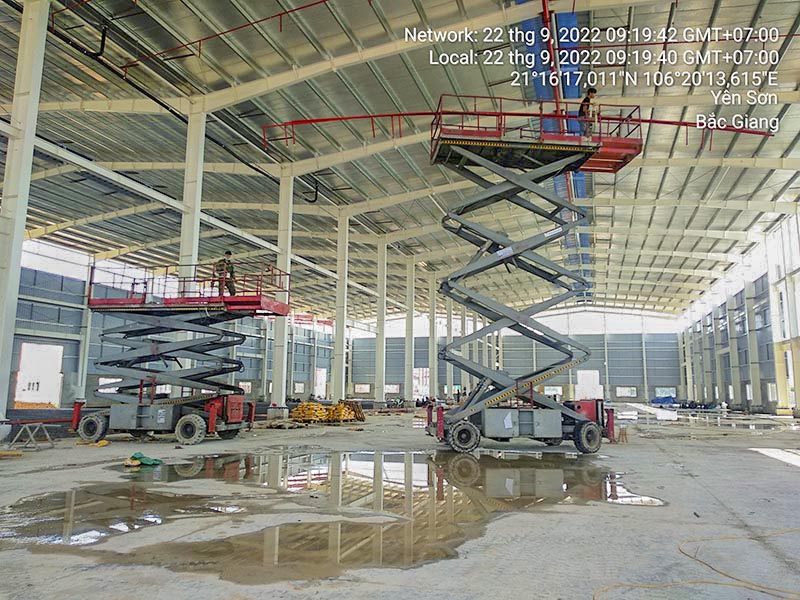 công nhân vận hành xe nâng người cắt kéo thi công cơ điện tại Bắc Giang
