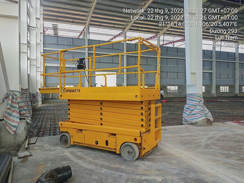 xe nâng người cắt kéo 14 mét làm việc Compact 14