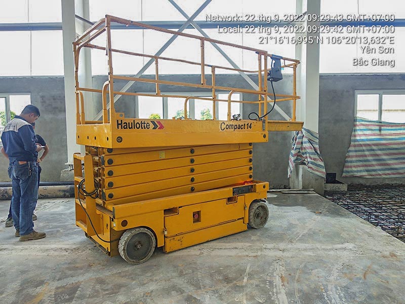 xe nâng người cắt kéo 14 mét làm việc Compact 14