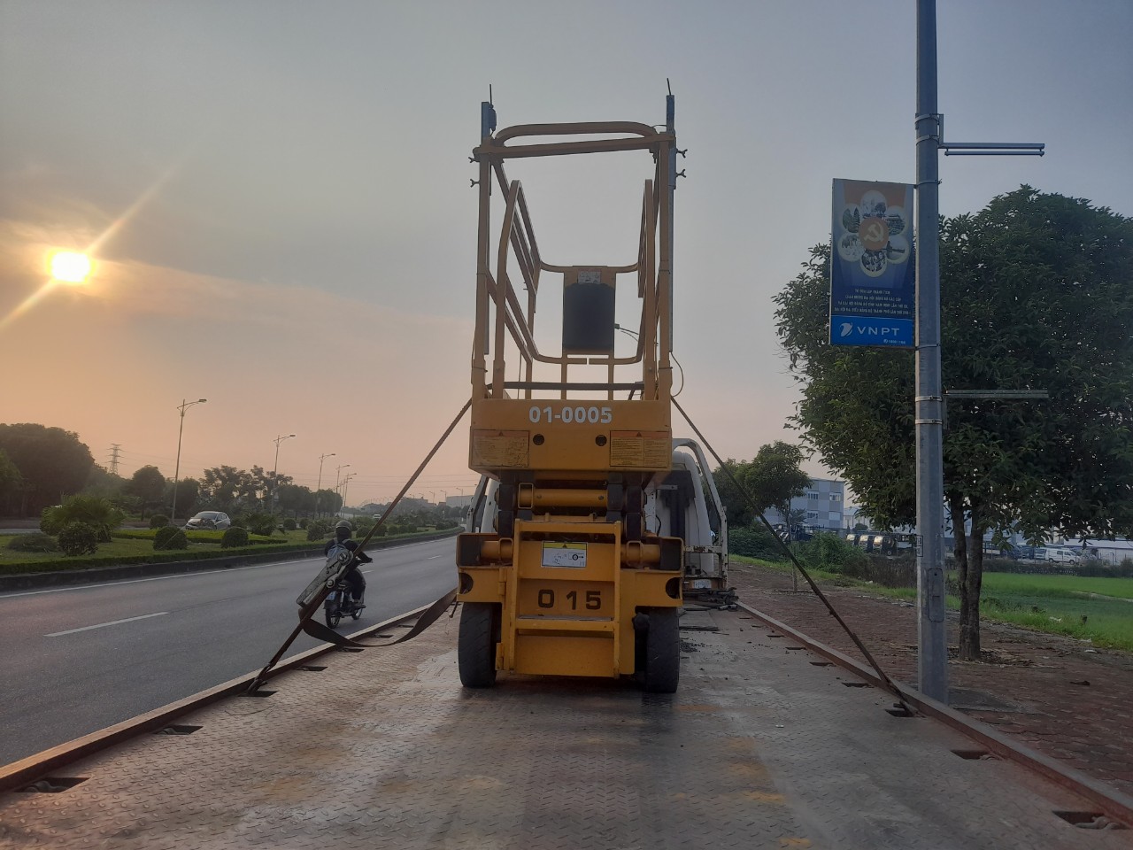 vận chuyển xe nâng người cắt kéo bằng xe vận tải trượt sàn