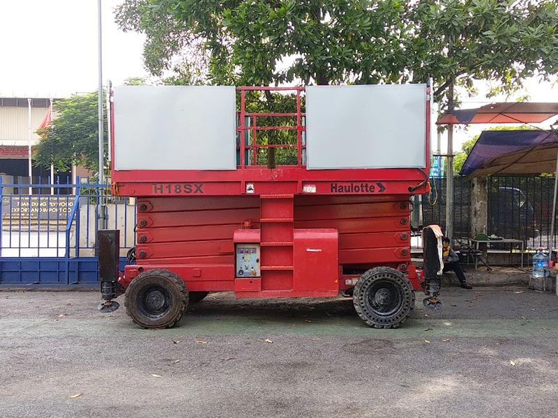 xe nâng người cắt kéo 18 mét làm việc