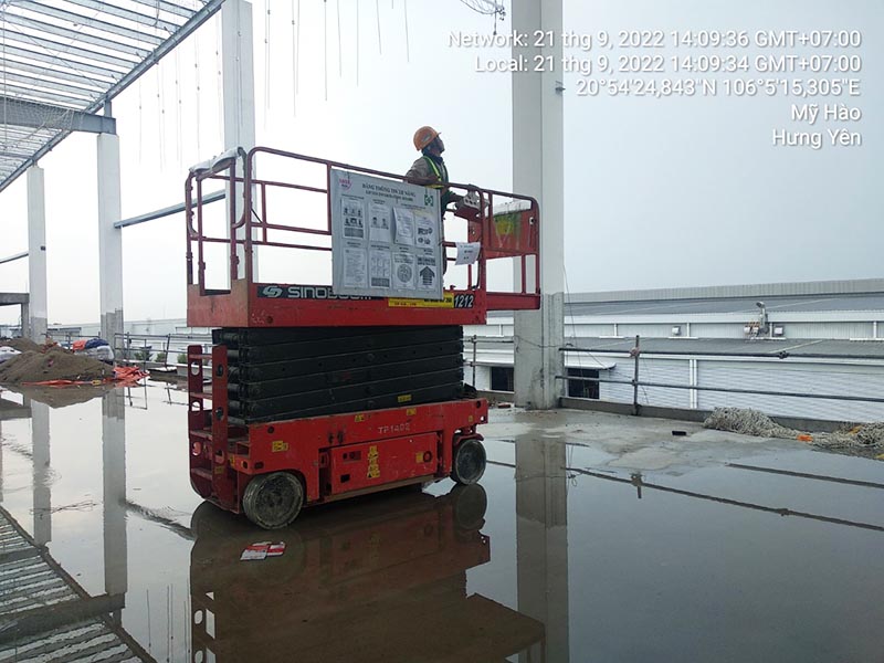 xe nâng người cắt kéo làm việc tại Mỹ Hào Hưng Yên