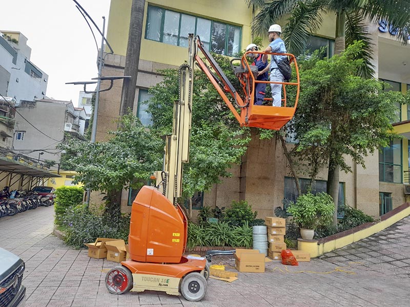 kỹ thuật MC Industries hướng dẫn khách hàng vận hành xe nâng người Toucan