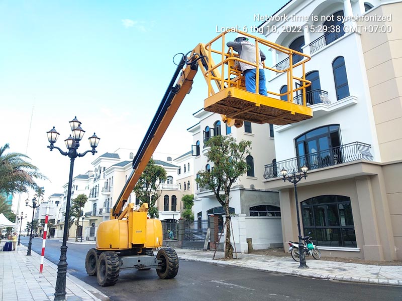 xe nâng người Boom Lift 20m làm việc