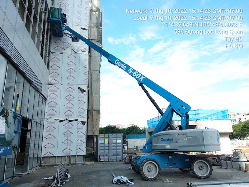 Xe Boom Lift lắp kính chắn gió tại tòa Lotte Mall Tây Hồ