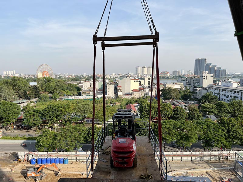 cẩu xe nâng hàng lên tầng cao toà nhà