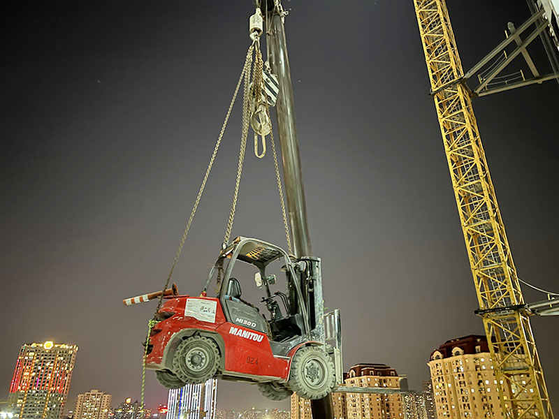cẩu xe nâng hàng lên tầng cao của toà nhà