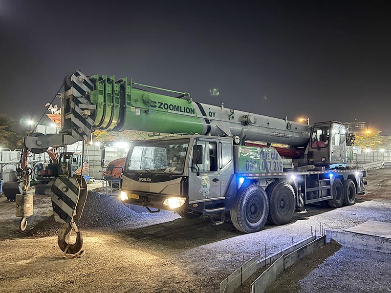 xe cẩu lốp 80 tấn làm việc ca đêm