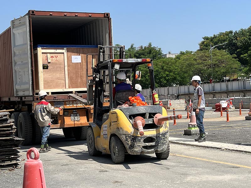 xe nâng hàng rút hàng hoá từ container