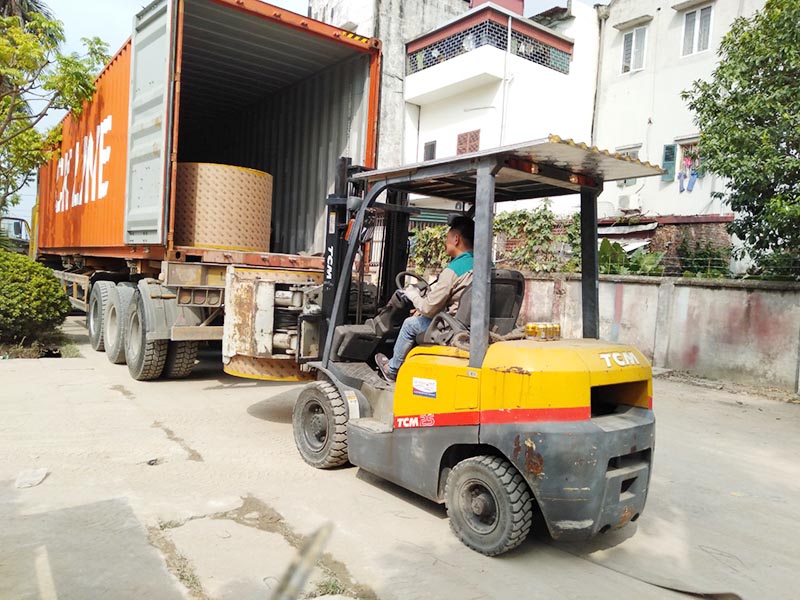 xe nâng hạ hàng từ container