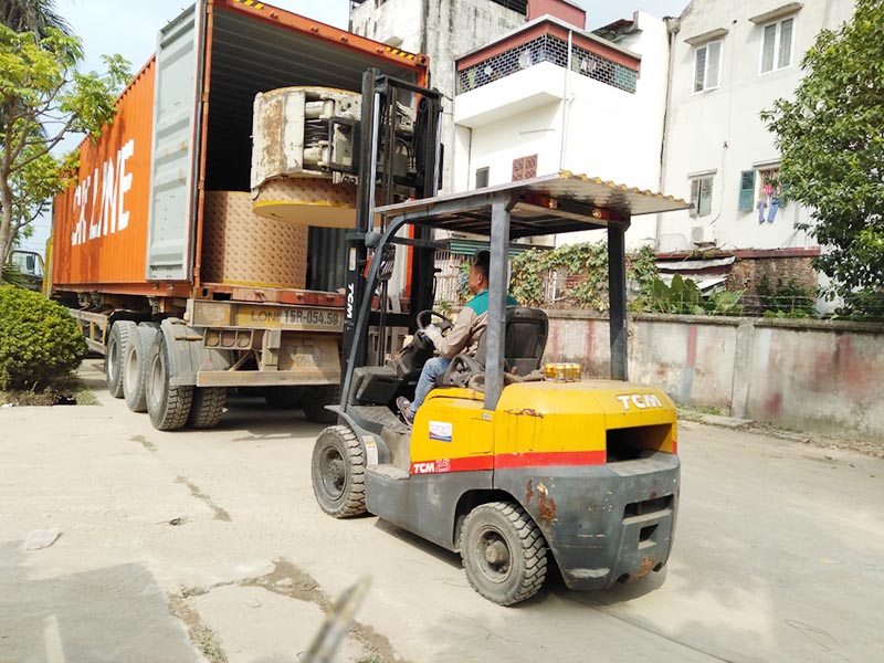 xe nâng hàng rút container