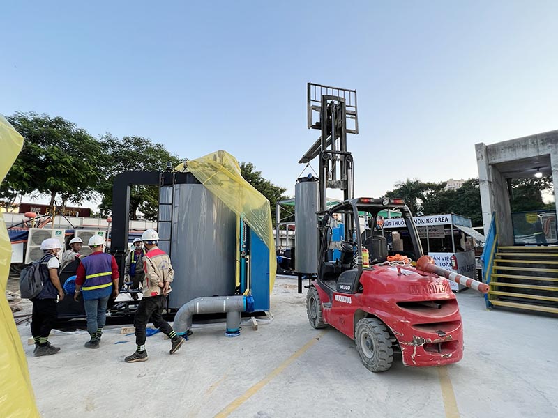 xe nâng hàng 3 tấn MI30D Manitou di chuyển nồi hơi công nghiệp