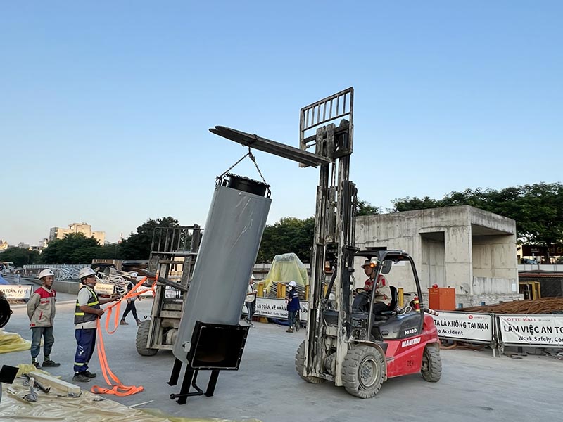 xe nâng hàng 3 tấn di chuyển thiết bị nồi hơi