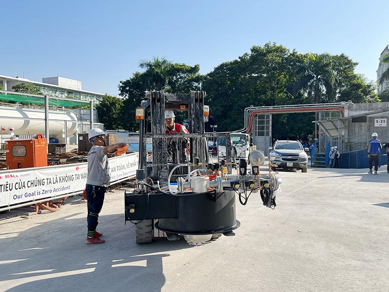 công nhân di chuyển thiết bị bằng xe nâng hàng