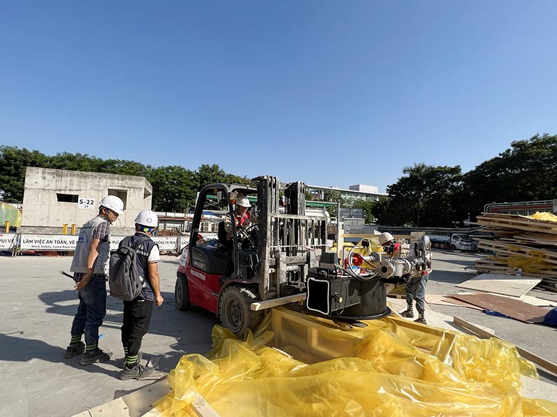 xe nâng hàng 3 tấn di chuyển thiết bị nồi hơi