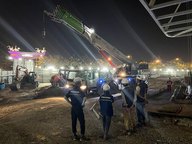 xe cẩu bánh lốp 80 tấn làm ca đêm tại công trường xây dựng