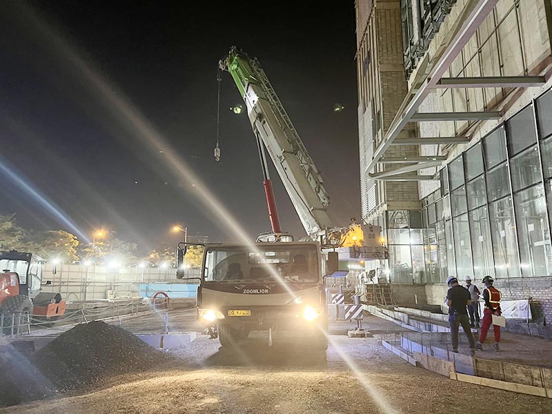 xe cẩu bánh lốp 80 tấn Zoomlion làm việc ca đêm