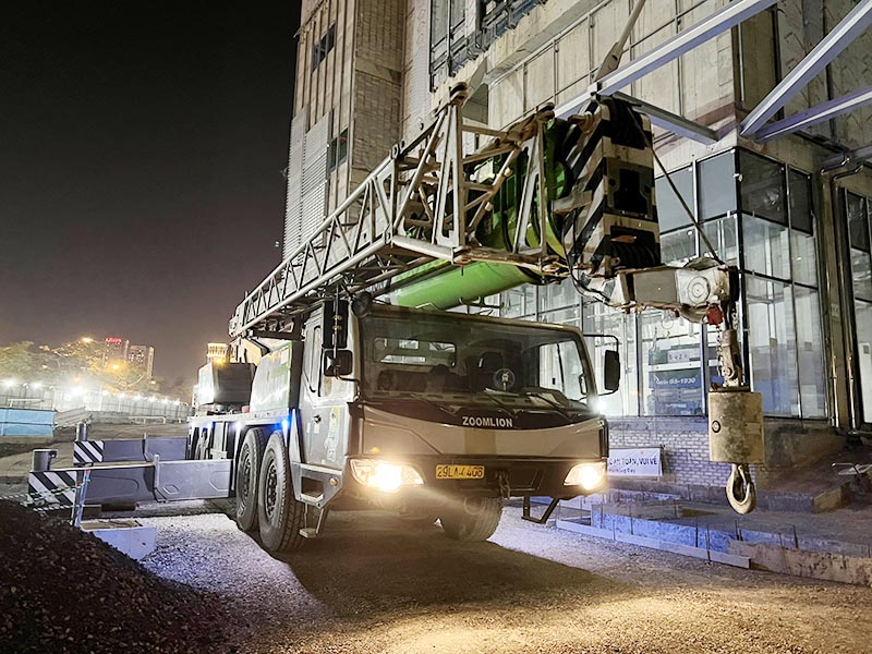 Xe cẩu bánh lốp 80 tấn Zoomlion QY80