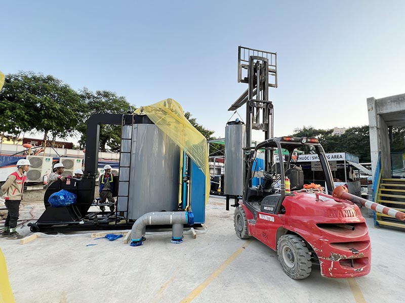 xe nâng hàng 3 tấn di chuyển nồi hơi công nghiệp