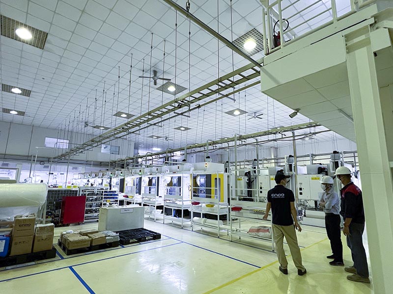 MC Industries khảo sát mặt bằng trước khi cho thuê xe nâng người