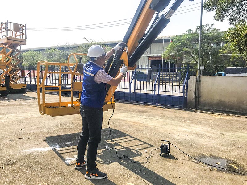 nhân viên kỹ thuật thực hiện siêu âm mối hàn cho xe nâng người trước khi làm việc