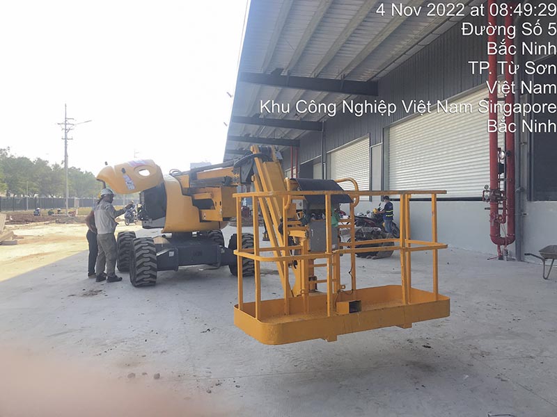 kiểm tra xe nâng người boomlift trước khi làm việc tại Bắc Ninh