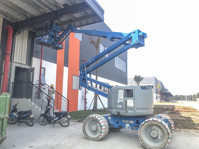 xe nâng người boomlift 16 mét làm việc