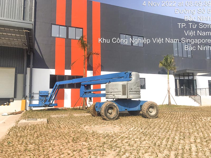 MC Industries cho thuê xe nâng người boomlift 16 mét làm việc tại khu công nghiệp VSIP Bắc Ninh