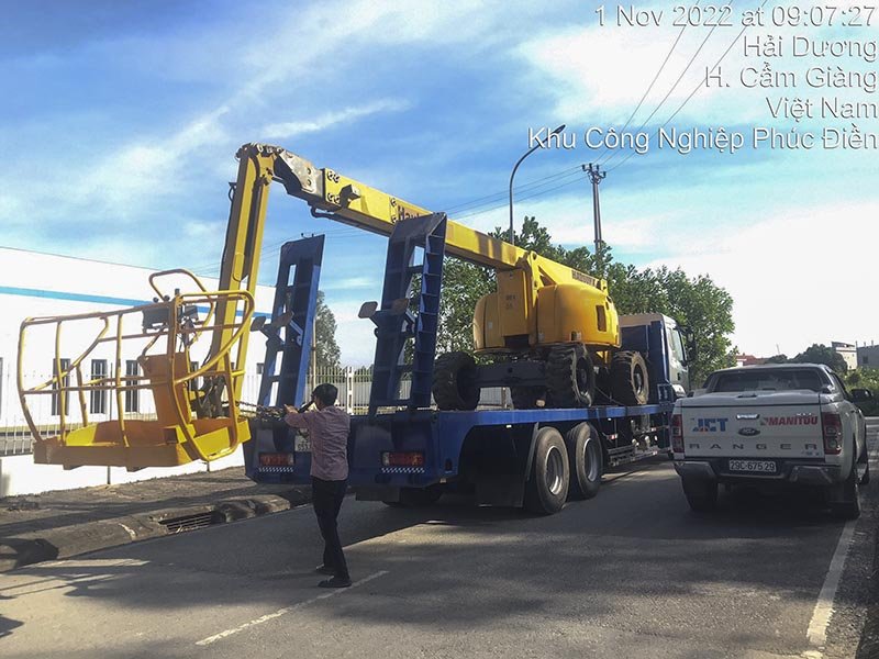 vận chuyển xe nâng người boomlift 26m làm việc bằng xe nâng đầu