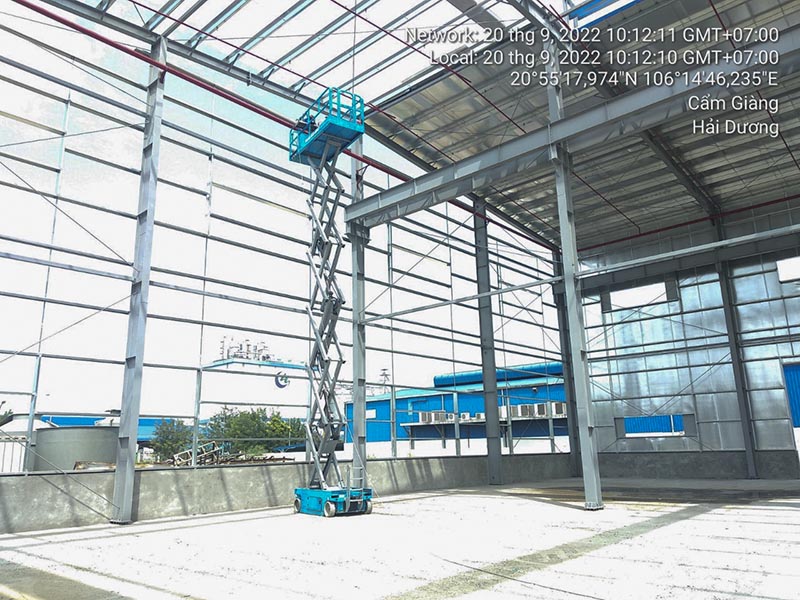xe nâng người cắt kéo 14m làm việc