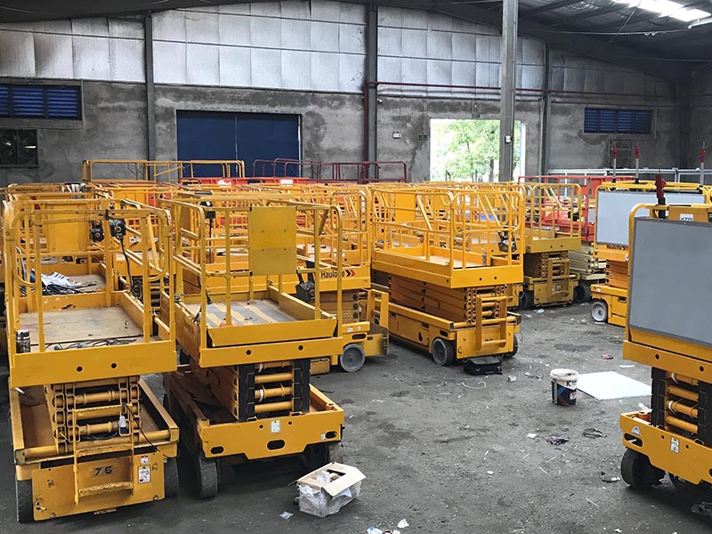 kho xe nâng người cắt kéo của công ty MC Industries