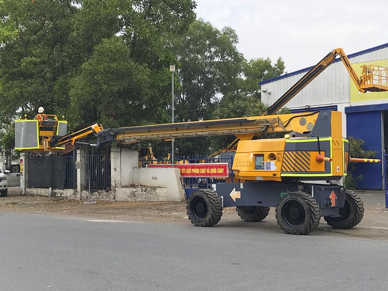 xe nâng người boomlift 28m làm việc