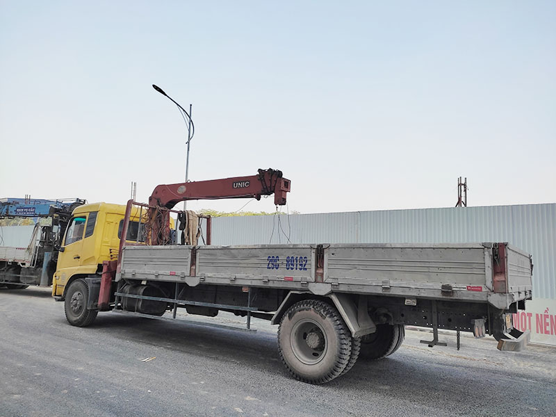 xe cẩu thùng UNIC của MC Industries tại công trường xây dựng
