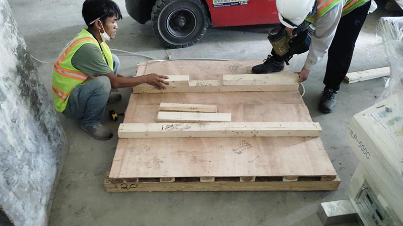 công nhân đóng palet thùng gỗ