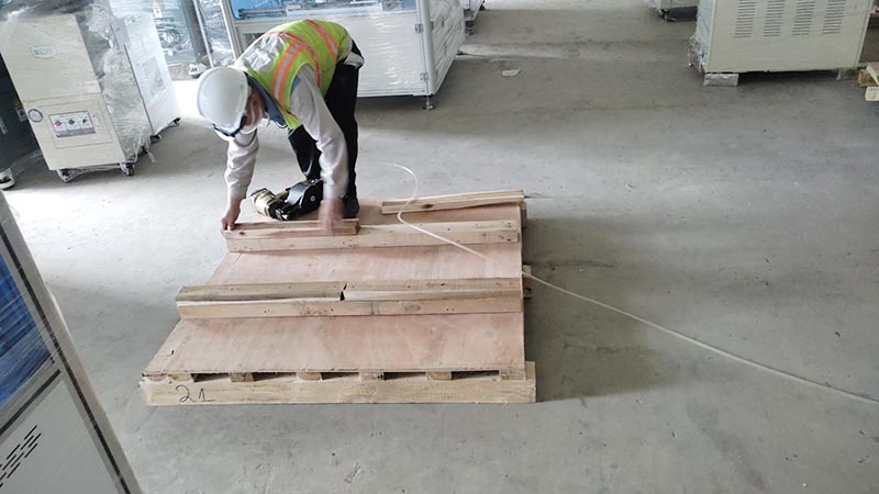 dùng gỗ đóng khung cố định hàng hoá