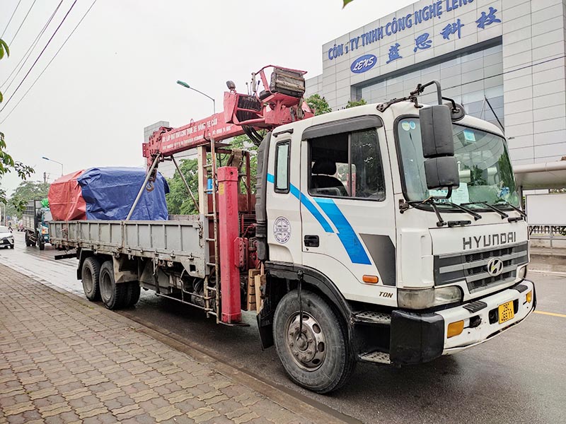 xe tải cẩu vận chuyển máy móc
