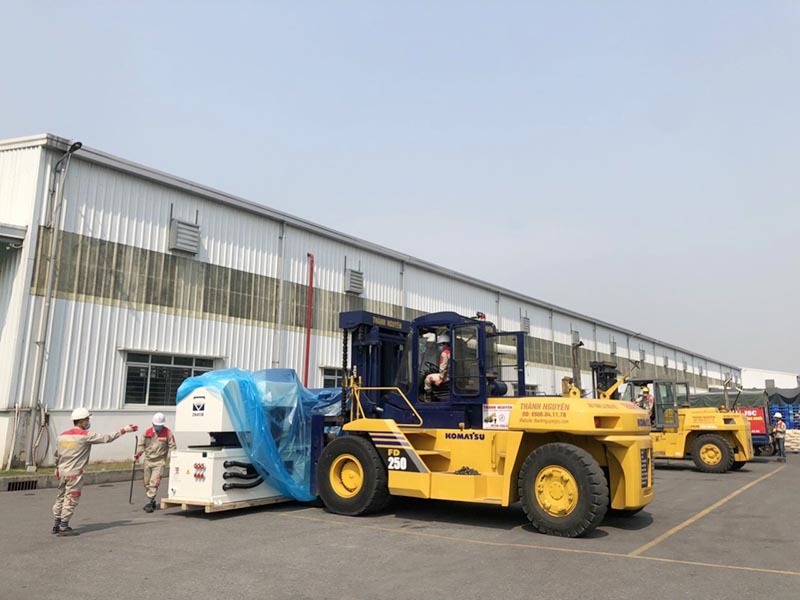 xe nâng hàng 25 tấn di chuyển máy công nghiệp