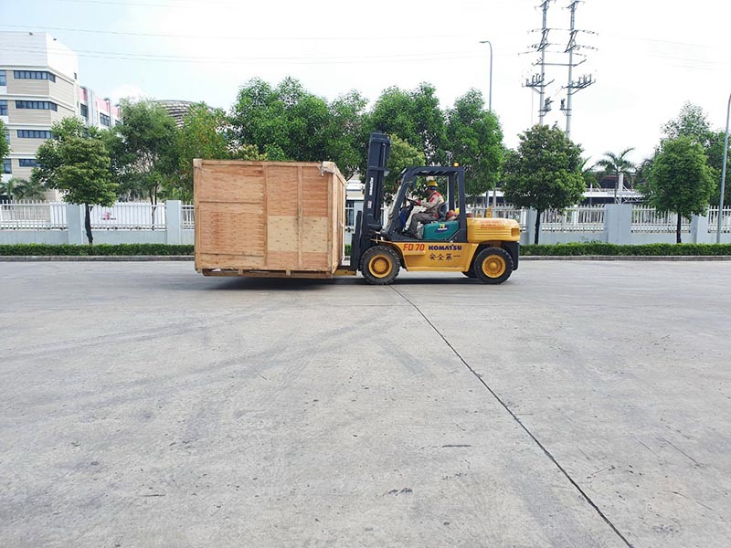 công nhân di chuyển thùng gỗ bằng xe nâng hàng 7 tấn