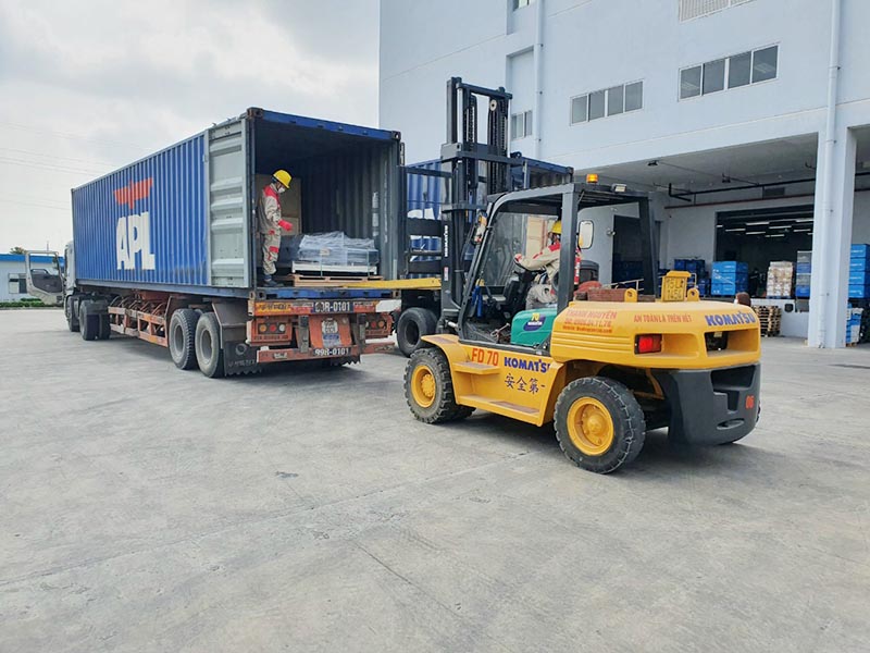 xe nâng hàng 7 tấn Komatsu nâng hạ, rút container