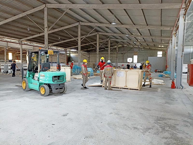 công nhân tháo dỡ thùng gỗ sau khi vận chuyển