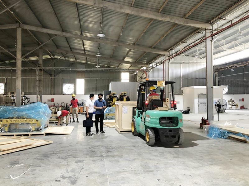 xe nâng di chuyển thùng hàng tới vị trí tháo dỡ