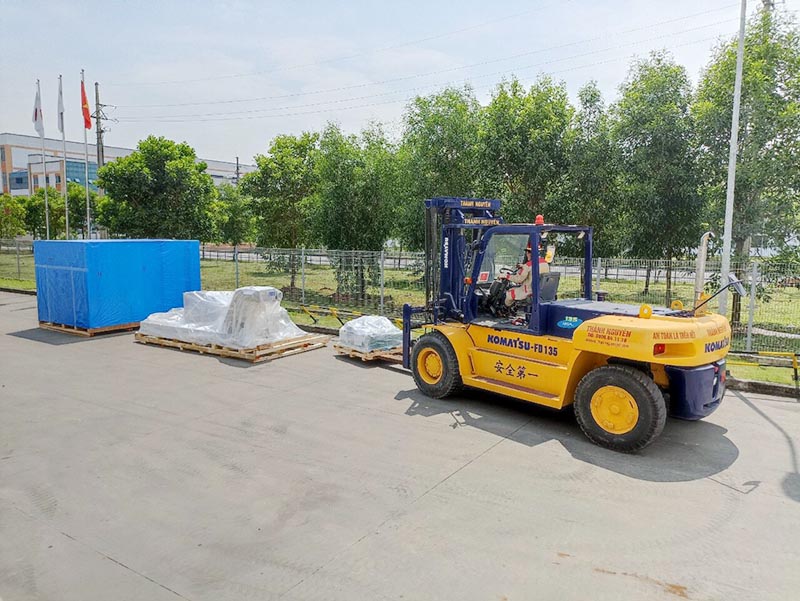 xe nâng di chuyển palet gỗ vào vị trí đóng thùng