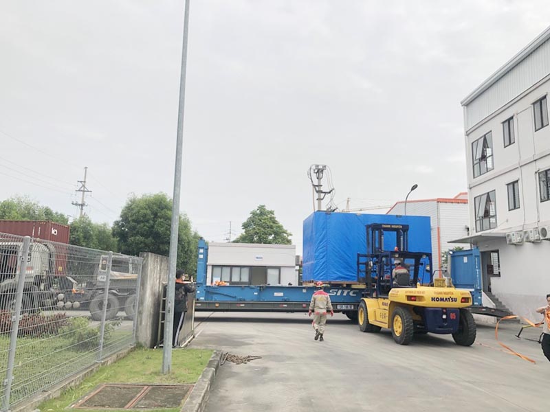 xe nâng hàng chuyển thùng gỗ lên xe fooc vận chuyển
