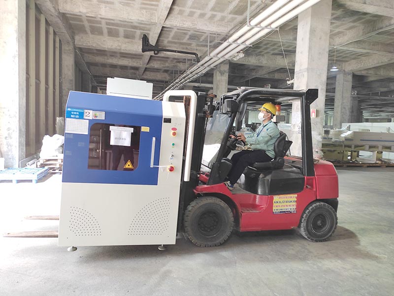 công nhân lái xe nâng hàng di chuyển máy công nghiệp