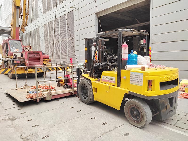 xe nâng hàng kết hợp xe cẩu bánh lốp lắp đặt máy công nghiệp