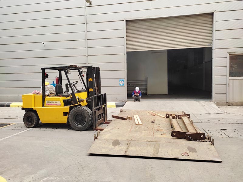 xe nâng hàng 5 tấn komatsu nâng sạp cẩu trong nhà máy