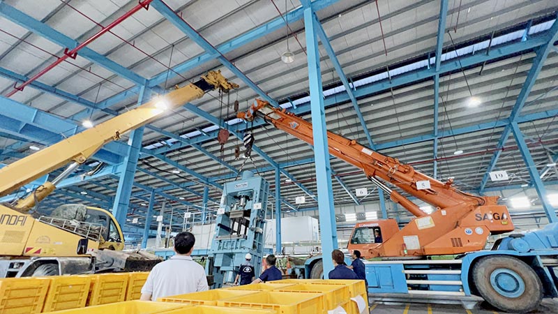 xe cẩu bánh lốp lắp đặt thiết bị công nghiệp