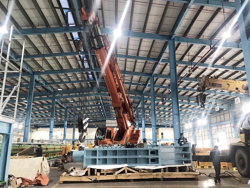 xe cẩu bánh lốp 65 tấn làm việc trong nhà máy