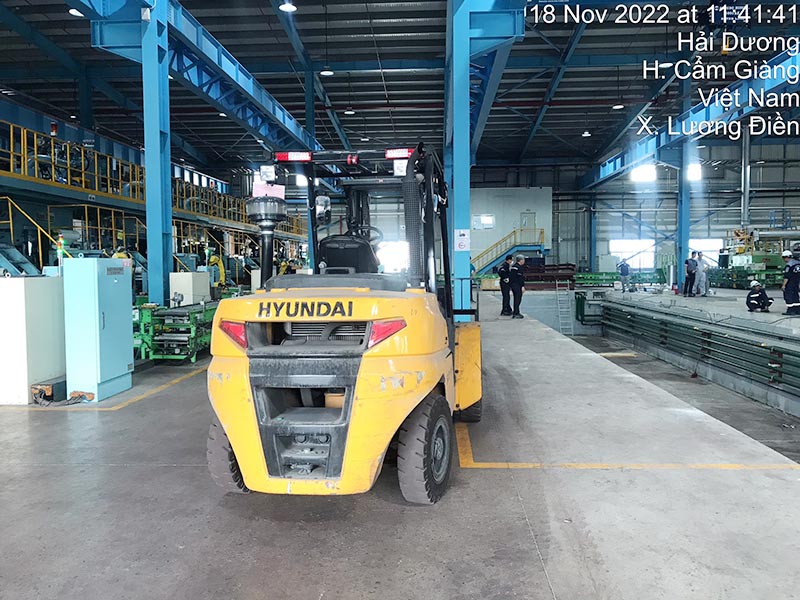 xe nâng hàng 5 tấn trong nhà máy tại Hải Dương