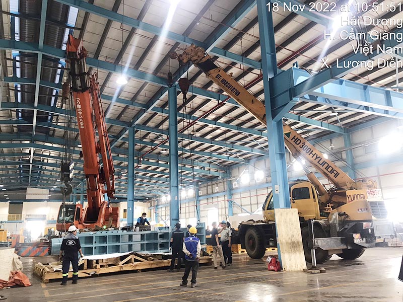 Sử dụng 2 xe cẩu bánh lốp để nâng máy dập kim loại 30 tấn